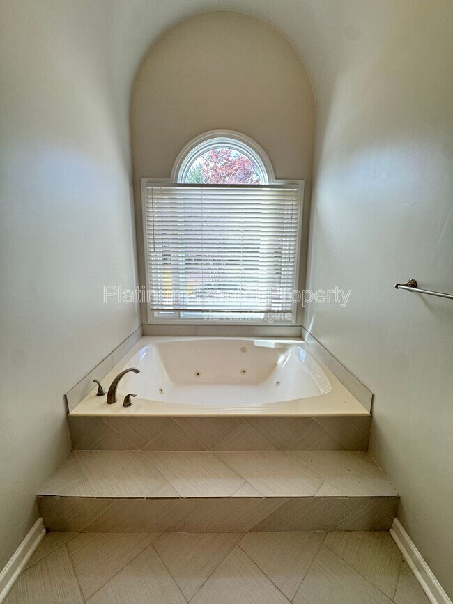 Building Photo - 425 Water Shadow Ln