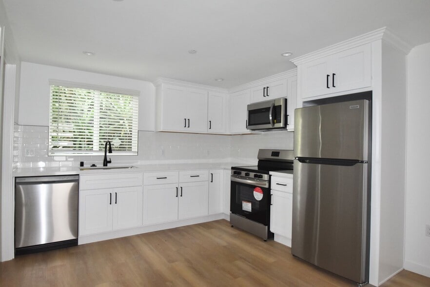 Building Photo - 14830 Dickens St