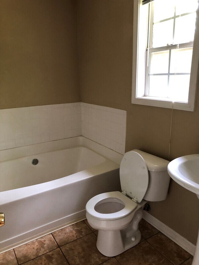 Building Photo - 364 Inman Rd