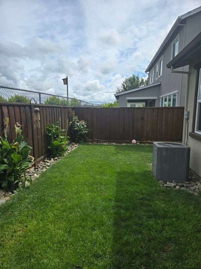 Building Photo - 3 Bed + Bonus Room/2.5 Bath - Solar – Near SSU