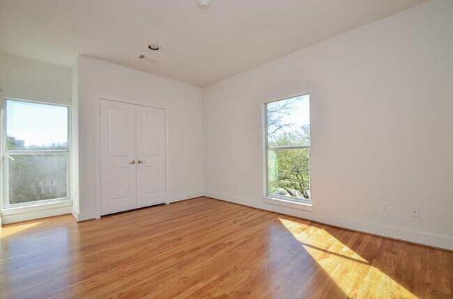 Building Photo - Stylish Corner Townhome Steps from Parks, Dining & Shopping