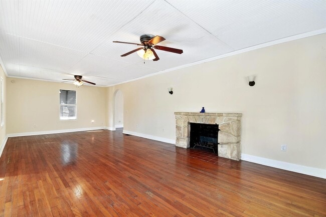 Building Photo - 310 Columbia Dr