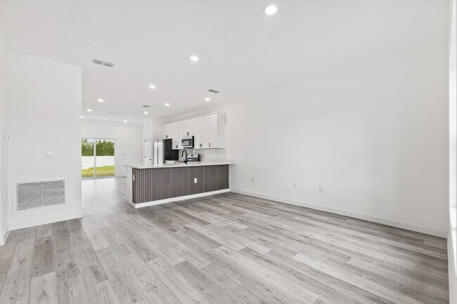 Building Photo - Stylish & Spacious 3 Bedroom Home in Prime Location!