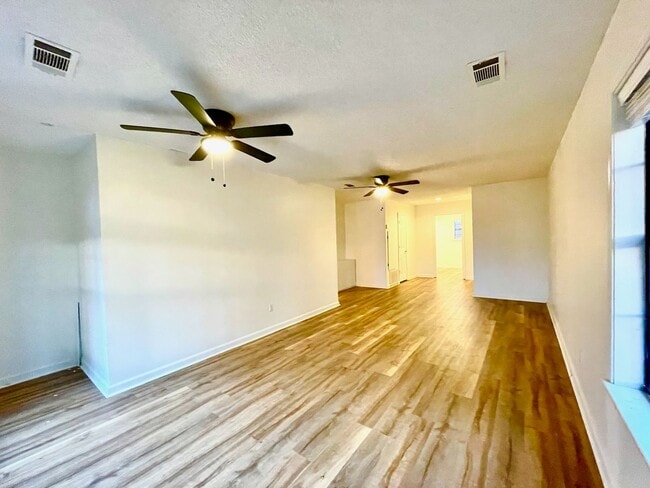 Building Photo - Large 4 Bedroom House