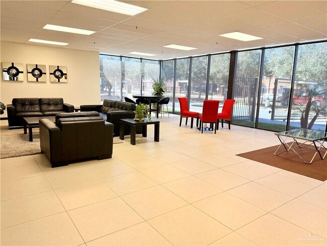 Building Photo - 38 Travis St