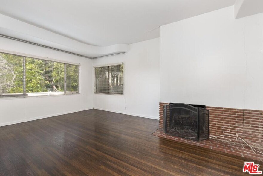 Building Photo - 3043 Hollycrest Dr