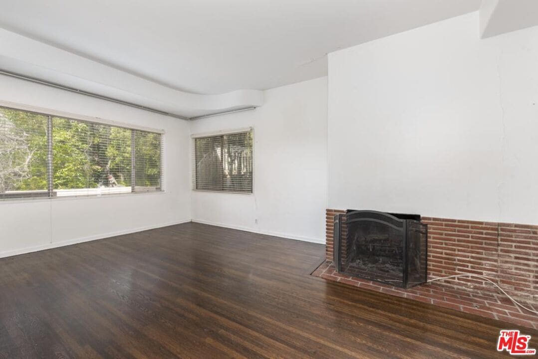 Building Photo - 3043 Hollycrest Dr