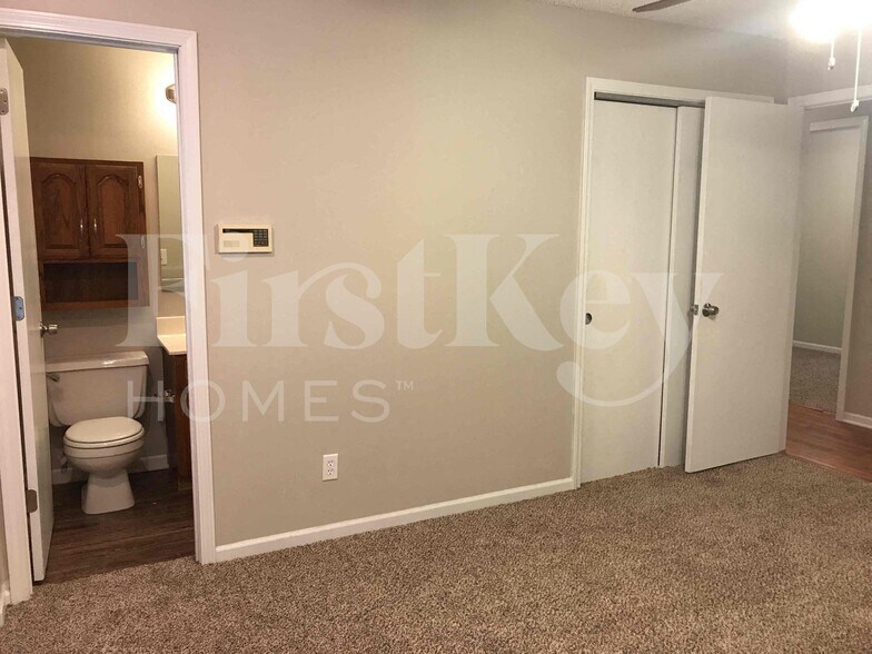 Building Photo - 804 NE Karapat Dr