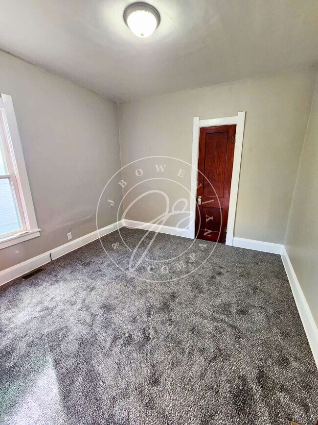 Building Photo - 1200 Sq foot lower duplex! Tons of space a...