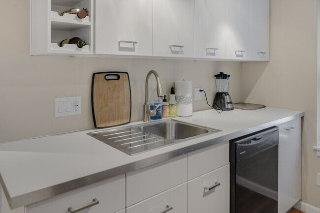 Building Photo - 233 Forest Home Dr