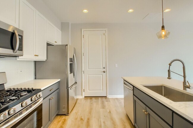 Building Photo - 3 Bed 2.5 Bath End Unit Home with FENCED Y...