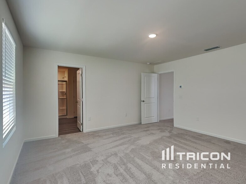 Building Photo - 1056 Large Poppy Dr