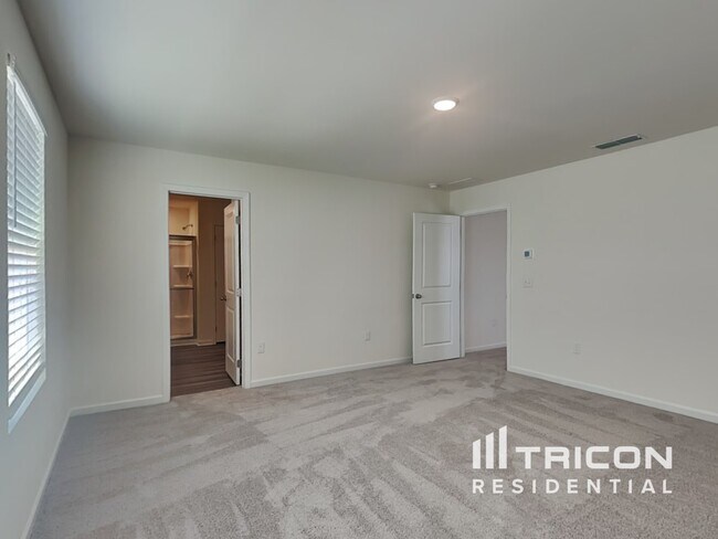 Building Photo - 1056 Large Poppy Dr