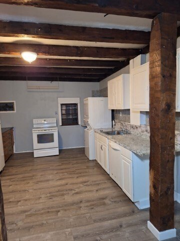 Building Photo - 404 Main St