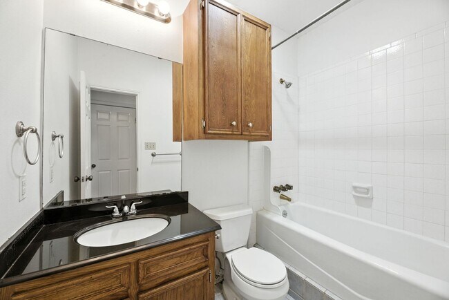 Building Photo - FABULOUS walkable/bikeable 3BR with parking in Hyde Park
