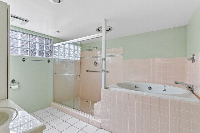 Building Photo - Sunny 4 BR home with lots of space!