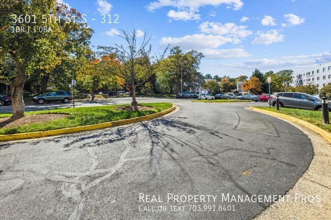 Building Photo - Light and Bright Arlington Condo- Utilitie...