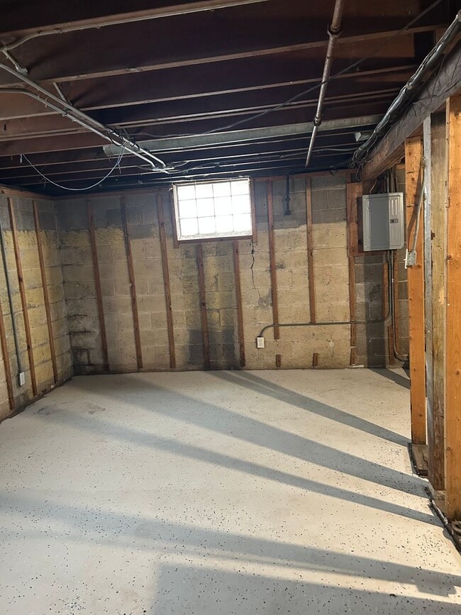 Building Photo - COZY 3 BEDROOM HOME WITH APPLIANCES