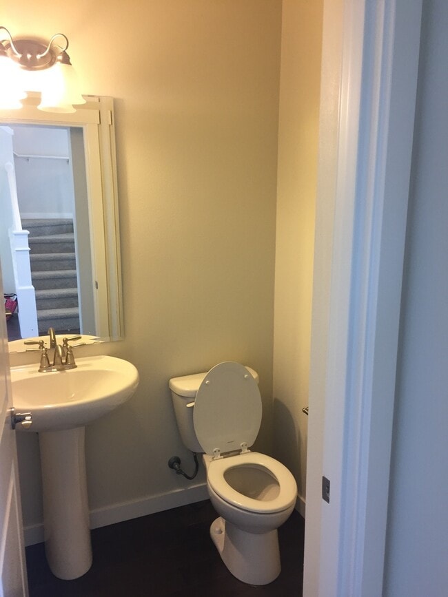 Building Photo - Newer Townhouse in Lake Forest Park!