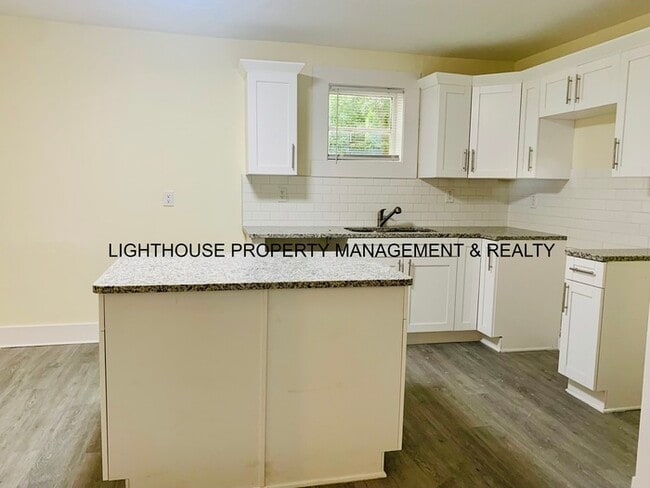 Building Photo - Fully Renovated! Cozy 3 Bed/2 Bath Home