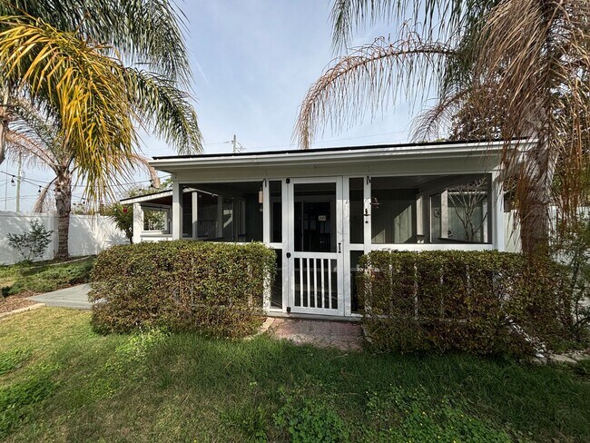 Building Photo - Renovated 3 Bed 2 Bath Home with Fenced in Yard. Screened in Porch. Tesla Charger. Minutes from J...