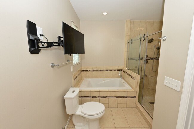 Building Photo - 517 Whisper Walk