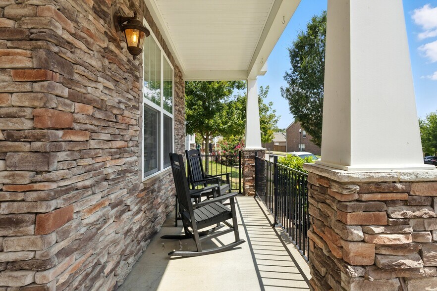 Building Photo - 2146 River Overlook Dr