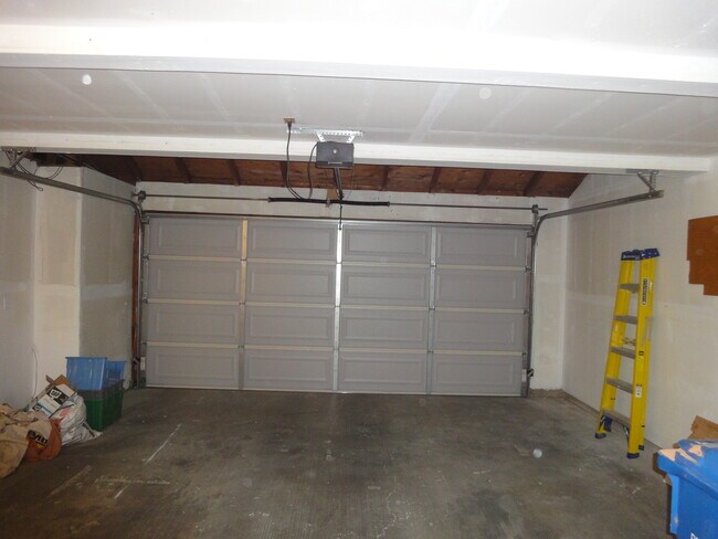 Building Photo - 613 Cedar Pl