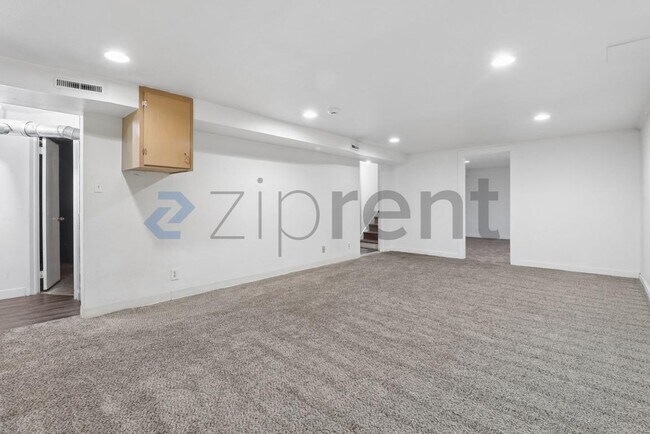Building Photo - Unit