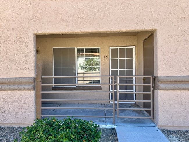 Building Photo - Lakeview Condo
