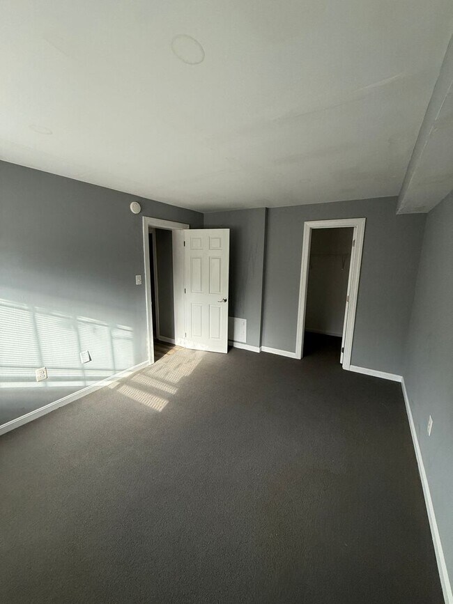 Building Photo - Beautiful 2 Bedroom 1 Bath Condo Conveniently Located