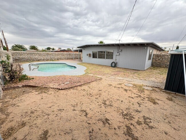 Building Photo - EASTSIDE HOME WITH A SWIMMING POOL