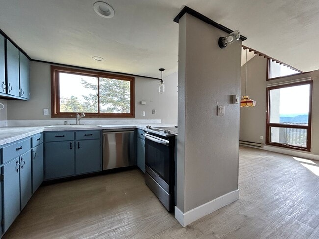 Building Photo - 2 Bedroom Mountain Home with Loft and Spec...