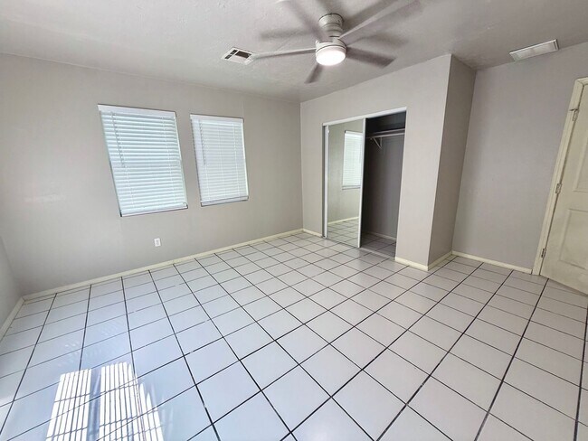 Building Photo - Large 5BD 3.5BA Home w/ Bonus ADU close to...