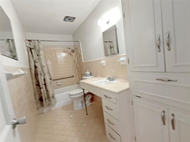 Building Photo - 4207 Wilshire Pkwy