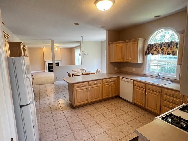Building Photo - Spacious 4 Bedroom home with 3 Car Garage - Available June 2026