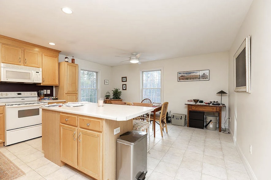 Building Photo - 10 Buffalo Ln