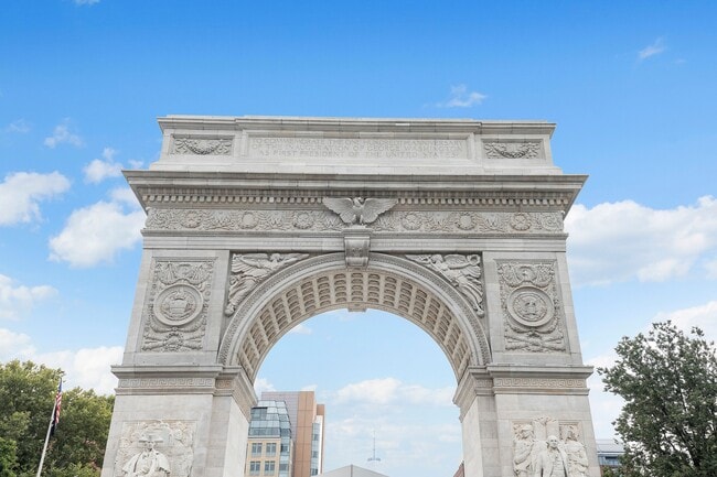 Building Photo - 25 5th Ave