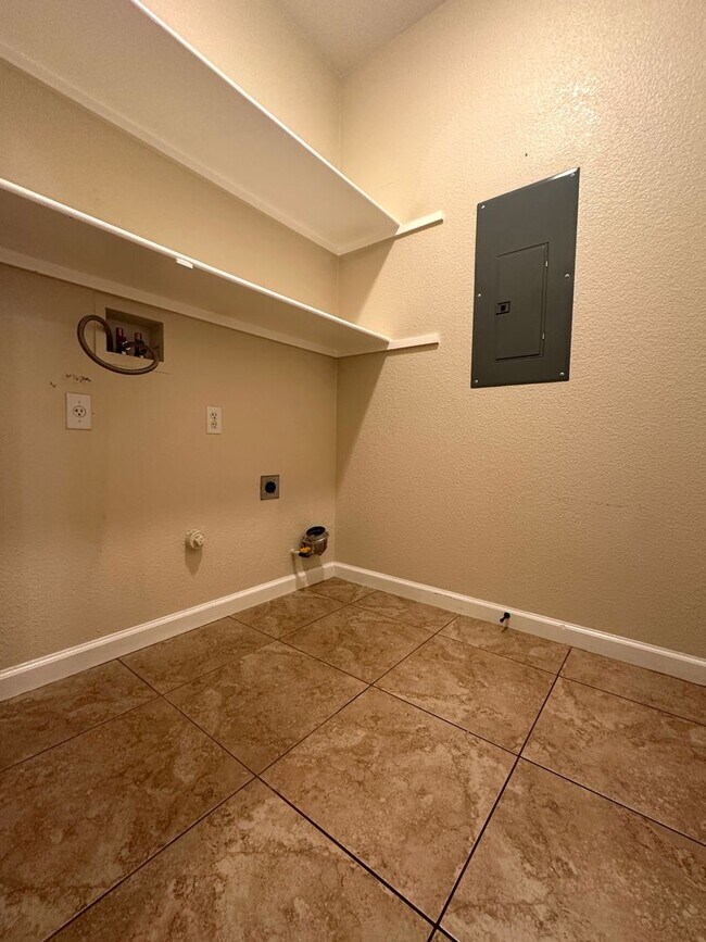 Building Photo - Gorgeous 4 Bedroom with Backyard Oasis wit...