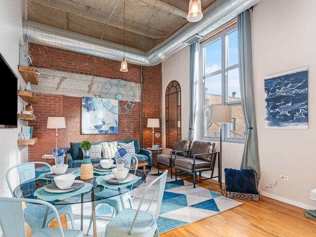 Building Photo - 1735 N Paulina St