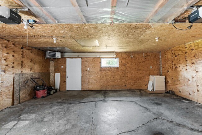 Building Photo - Freshly remodeled 4 Bed Rambler AV/Rosemou...