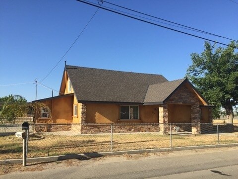 Building Photo - 3 bedroom/2 bath house WIL VERY LARGE LOT