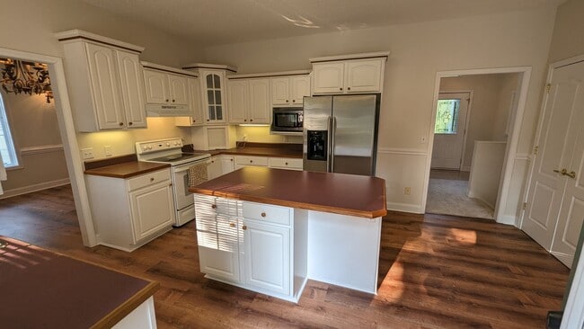 Building Photo - 210 Winding Way Ln