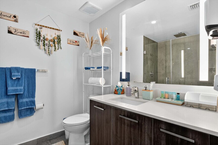 Building Photo - 404 NE 2nd Ave