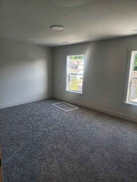 Building Photo - 1542 Simsbury St