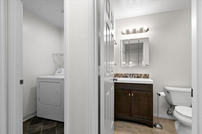 Building Photo - Monroe End Unit Townhome Unit A