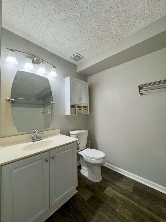 Building Photo - Charming 2 Bedroom/1 Bathroom Apartment in Nottingham, MD!