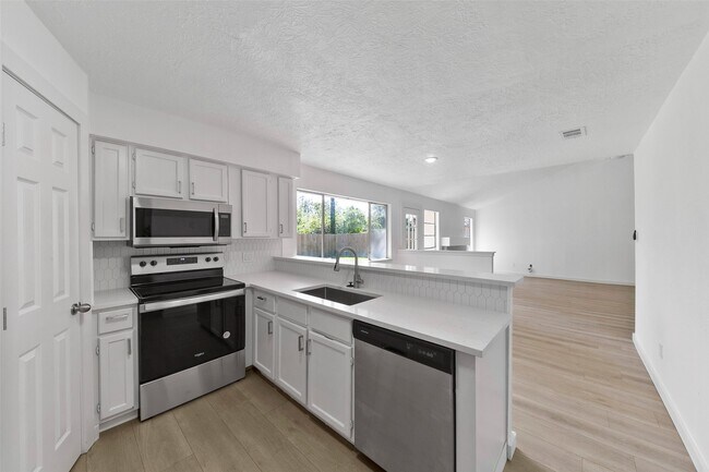 Building Photo - 2042 Lexington Woods Dr