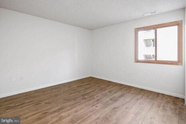 Building Photo - 2101 Ravens Crest Dr