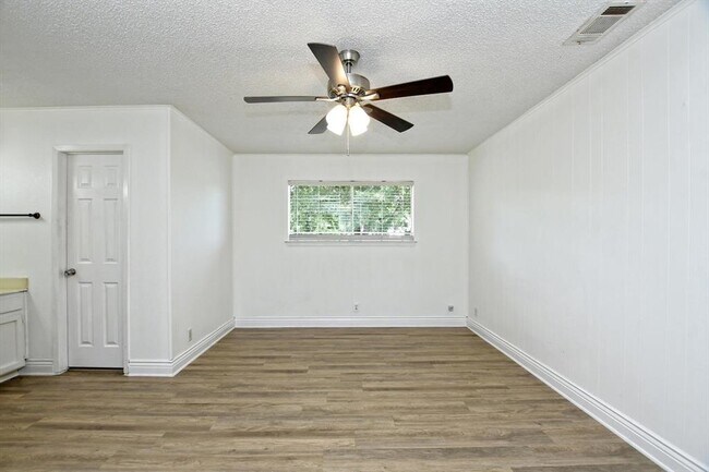 Building Photo - 301 Fawnfield Dr